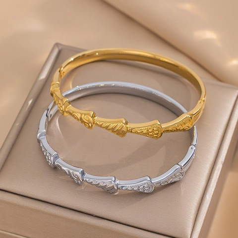 Fan Shaped Skirt Cuff Bangle Stainless Steel Gold Plated Embossed Texture Elegant Simple Luxury Niche Design Jewelry For Women