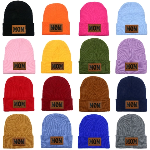 Acryl Strickmütze Für Damen Herren Winter Warme Skull Cap Mit MOM DAD Leder aufnäher Hip Hop Outdoor Umschlagmütze Geschenk