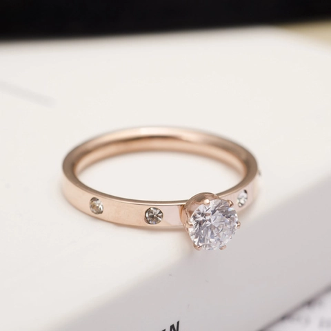 Bague Solitaire Acier Titane Sertie De Zircon Rond Bijou De Mode Élégant Pour Femmes
