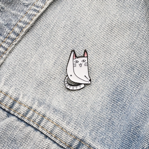 Broche Gato Dibujos Animados Pin Esmalte Aleación Zinc Pose Divertida Gatito Blanco Insignia Solapa Decoración Joyería Para Ropa Bolsos