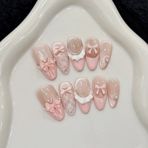Handgefertigte Aufdrucknägel Französisch Katzenauge Rosa 3D Schleife Künstliche Perle Mandelform Elegante Lange Falsche Nägel