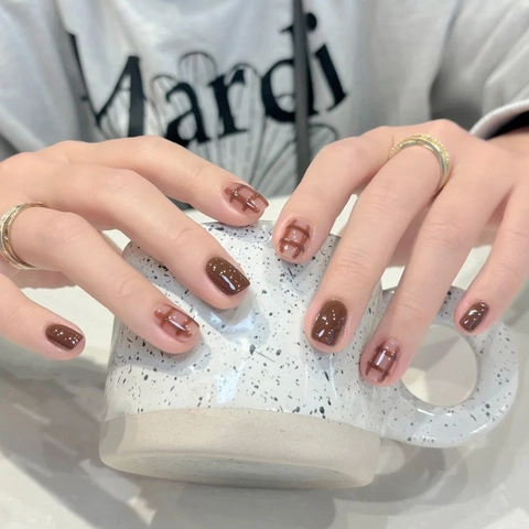 Korte Press On Nagels Karamelbruin Geruit Patroon Glanzend Vierkant Rond Kunstnagels Voor Dames