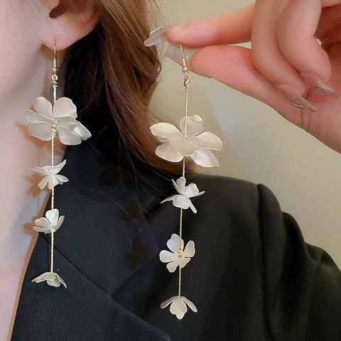 Boucles D'oreilles Longues À Pompons Fleurs Blanches Mattes Avec Chaîne En Alliage Doré Et Tige En Argent Style Vacances Élégant