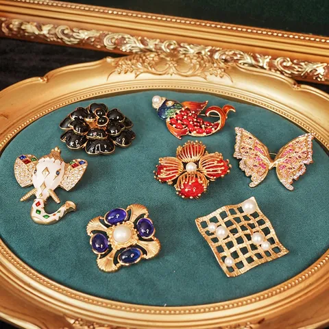 Spilla Vintage in Lega Placcata Oro a Forma di Fiore e Animale Con Perla Artificiale Strass Smalto Camelia Gioielli da Donna