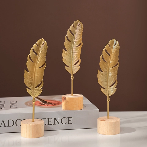 Ornement De Bureau En Feuille De Métal Doré Plume Base En Bois Nordique Minimaliste Décoration De Maison Bureau Figurine Art Fer