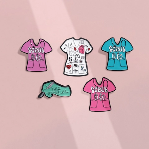 Spilla In Smalto Medico Pins Lega Zinco Scrub Life Stetoscopio Cuore Forme Gioielli Cartoni Animati Regalo Per Infermieri