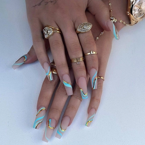 Lange Coffin Kunstnägel Matt Nude Pink Mit Blauem Wellenmuster Und Goldenen Linien Elegante Modische Falsche Nägel
