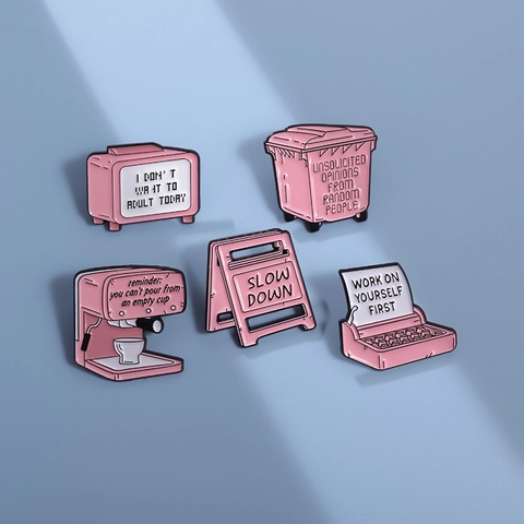 Grappige Roze Emaille Pins Zinklegering Sarcastische Quote Broches Cartoon Koffiezetapparaat Vuilnisbak TV Pins Voor Tassen