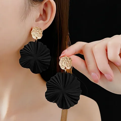 Blumen-Ohrhänger Für Damen Matt Schwarze Plissierte Blütenblätter Gehämmerte Goldlegierung Mit Silbernem Ohrstecker