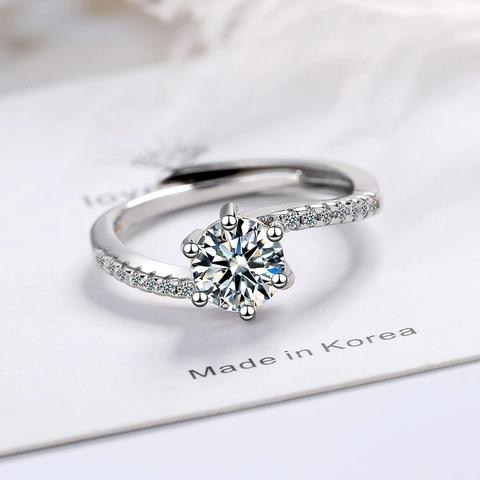 Eleganter Kupfer Weißgold Plattierter Runder Strass Ring Für Damen Sechs-Krallen-Fassung Verstellbarer Geometrischer Modeschmuck