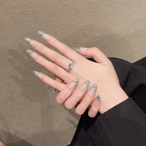 Handgefertigte Aufklebenägel Lang Mandel Nude Rosa Französisch Verlauf Silber Strass Künstliche Nägel Damen Luxus Maniküre