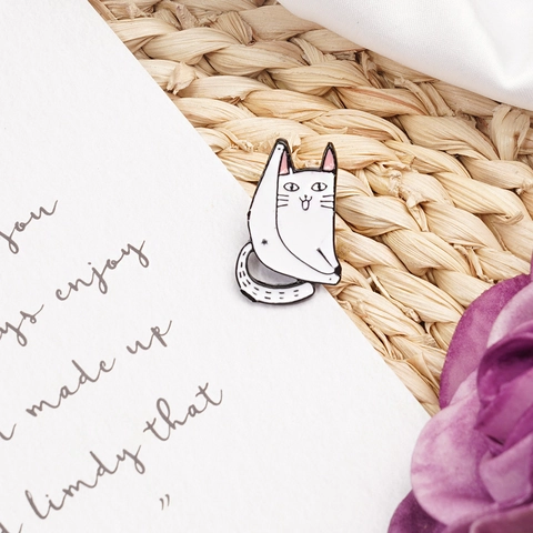 Broche Gato Dibujos Animados Pin Esmalte Aleación Zinc Pose Divertida Gatito Blanco Insignia Solapa Decoración Joyería Para Ropa Bolsos