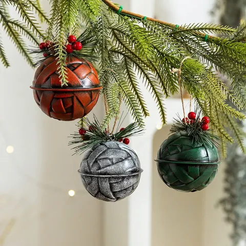 Kerstbellen Hangende Ornamenten Retro IJzer Textuur Met Dennennaalden Rode Bessen Dennenappels Voor Kerstboom