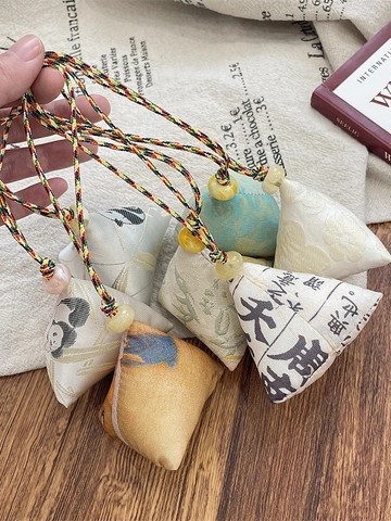 Pendentif De Sac Sachet En Tissu Zongzi Triangulaire De Style Chinois Avec Corde Colorée Et Perle En Résine