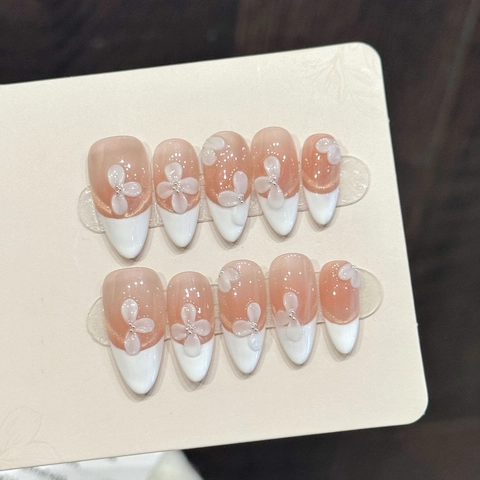 Unghie Finte a Pressione Francesi Bianche con Fiori 3D Elegante Mandorla Unghie Finte con Künstliche Perle Rosa Nude Manicure per Donna