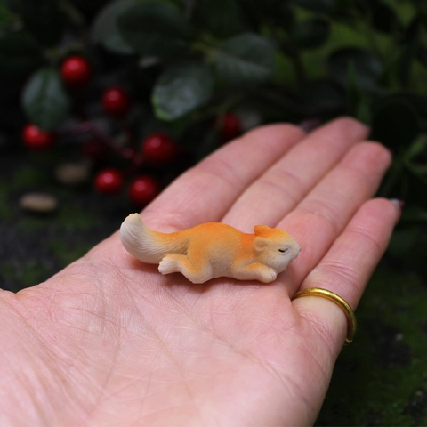 Miniature Squirrel Figurine Resin Sleeping Animal Statue For Moss Micro Landscape Fairy Garden Succulent Pot Decoration