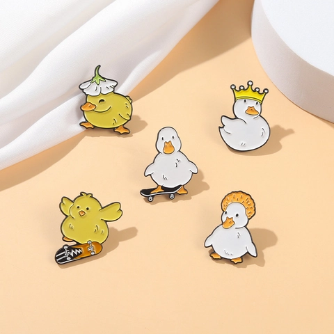 Simpatico Spilla Smaltata Anatra Pollo Lega Animale Skateboard Corona Fiore Distintivo Abbigliamento Decorazione Accessorio
