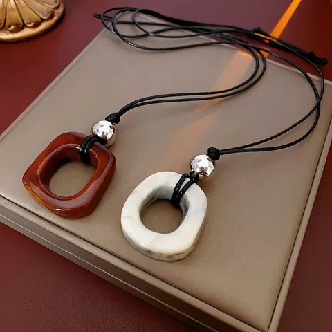 Collier Pendentif En Résine Géométrique Avec Corde En Cuir Longue Chaîne De Pull Style Vintage Minimaliste Pour Femmes