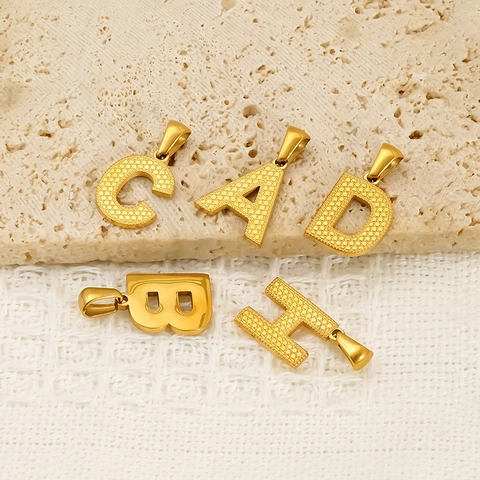 Pendente Lettera Maiuscola Placcato Oro 18K Acciaio Inossidabile 304 Ciondolo Iniziale Texturizzato Per Creazione Gioielli Fai Da Te Donna