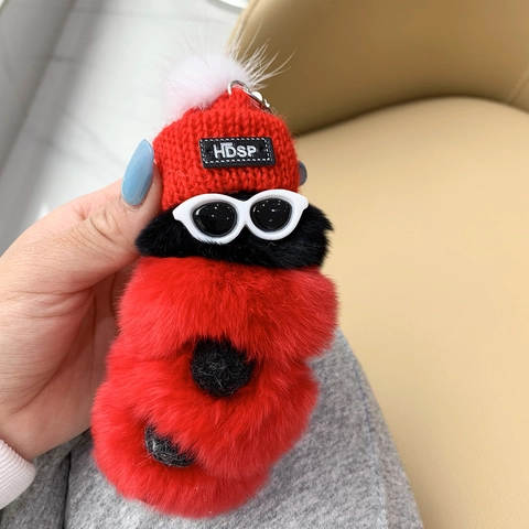 Portachiavi Bruco In Peluche Ciondolo In Pelliccia Morbida Colorata Con Mini Cappello In Maglia E Occhiali Da Sole