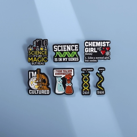 Pines de Esmalte de Química Científica Aleación de Zinc DNA RNA Microscopio Vaso de Precipitados Broches para Trabajadores de Laboratorio Estudiantes Maestros Insignias Decorativas Regalo