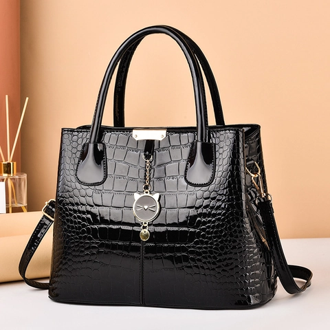 Women Shoulder Bag Glossy PU Leather Crocodile Pattern Handbag With Cat Pendant Fashion Large Capacity Crossbody Satchel