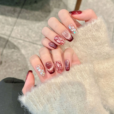 Handgemaakte Kunstnagels Wijnrood Kattenoog Franse Stijl Hars Met Raster Steentjes Glitter Decor