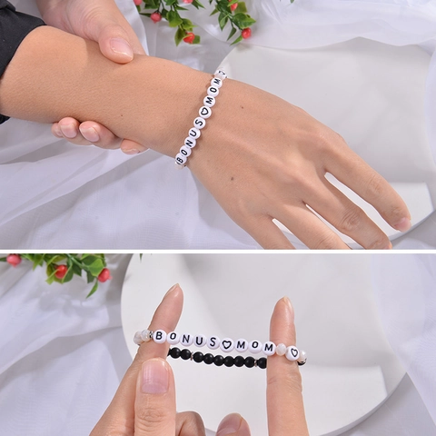 Handgemaakte Matte Steen Kralen Armband Met Acryl Letter Kralen Sentimentele Wenskaart Sieraden Cadeau Voor Moeder Dochter Zus