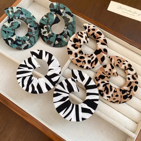 Große Gedrehte Creolen Mit Stoff Umwickelt Tier Camouflage Schmuck Mit Silbernem Ohrstecker Übertriebener Boho Stil
