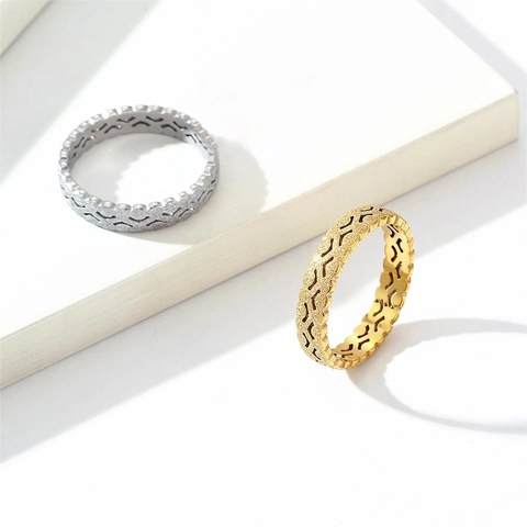 Elegante Anello a Fascia Smerigliato Cavo in Acciaio Inossidabile per Donna Trama di Sabbia Perla Anello da Dito Impilabile Accessori Gioielli di Moda