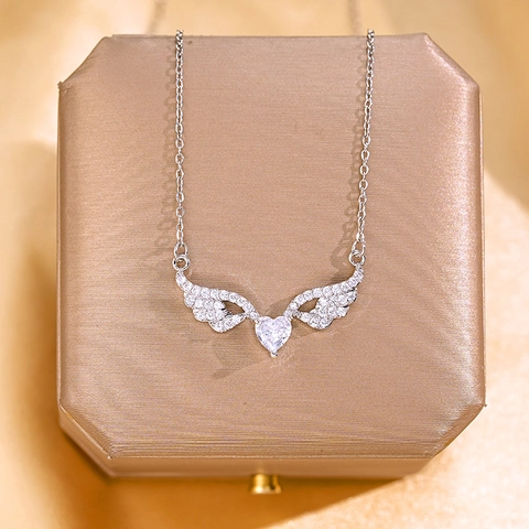 Angel Wing Herz Anhänger Halskette Titanstahl Kupfer Roter Zirkon Exquisite Luxus Schmuck Für Frauen Elegantes Geschenk