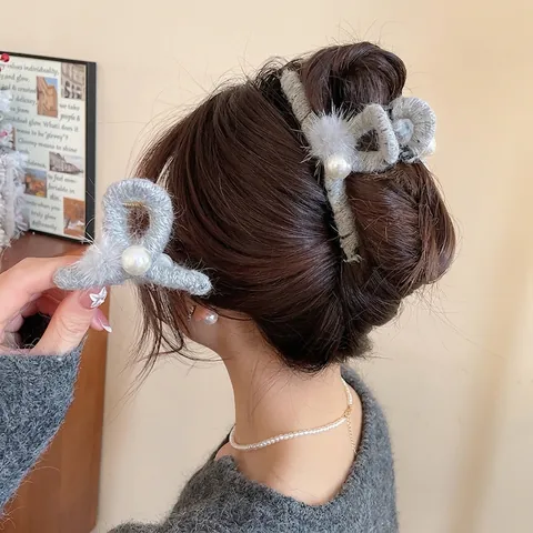 Pinza Para El Pelo De Felpa De Punto Gris Con Elegante Perla Artificial De Imitación Y Pompon Pinza De Tiburón Invierno Para Mujer