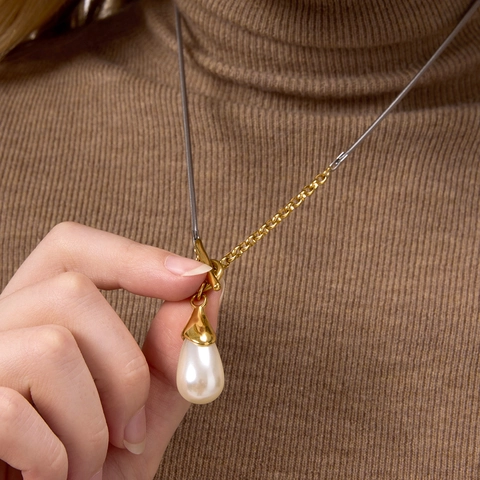 Europäische Asymmetrische Edelstahl Halskette Mit Künstlichem Perlenanhänger Bi-Color Kette Knebelverschluss Modeschmuck