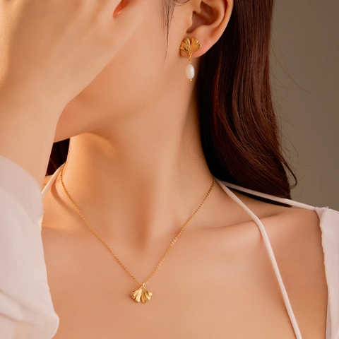 Collier Pendentif Feuille De Ginkgo Et Boucles D'oreilles Acier Inoxydable Plaque Or 18K Perle D'eau Douce Élégant
