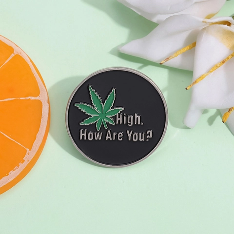 Creative Round Alloy Enamel Brooch Pin With Green Leaf Pattern And Funny Letter Print Badge Accessory For Jackets
