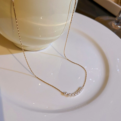 Collier Elégant en Alliage de Zinc avec Perles Artificielles Strass Fleur Douce Chaîne de Clavicule à Gland pour Femme Bijoux
