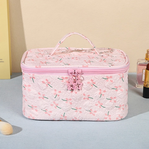 Quilted Floral Makeup Bag For Women Seersucker Pongee Large Capacity Toiletry Bag With Star Zipper Puller Portable Cosmetic Storage Bag