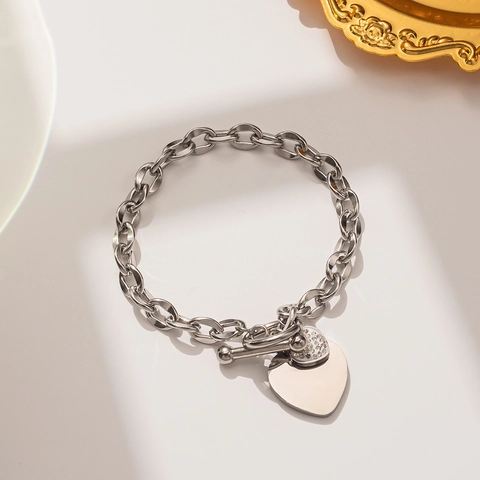 Bracelet en Acier Titane avec Fermoir à Bascule pour Femmes Pendentif Cœur Minimaliste Incrusté de Strass Double Cœur Bijoux