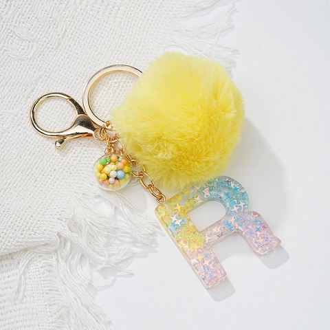 Llavero de Letra de Resina con Lentejuelas de Moda para Mujer Colgante de Bolso de Bola de Pelo Amarilla Borla Bola de Vidrio Llavero de Alfabeto de Estrella