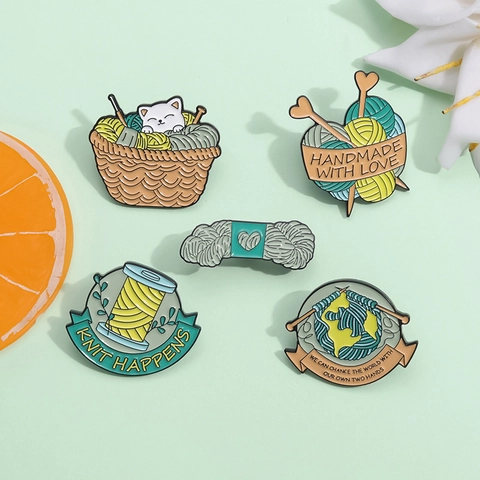 Knitting Enamel Pin Alloy Cute Cat Wool Ball Brooches For DIY Lovers Sewing Enthusiasts Clothes Backpack Decor