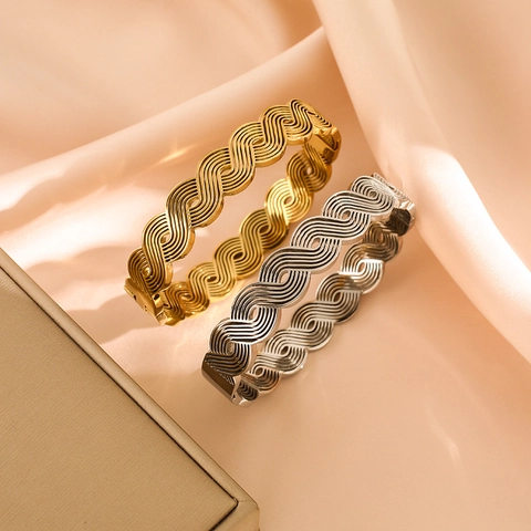 Bracciale Rigido a Onde Intrecciate in Acciaio Inossidabile Minimalista per Donna Elegante Placcato Oro 18K Linee Incrociate Geometriche
