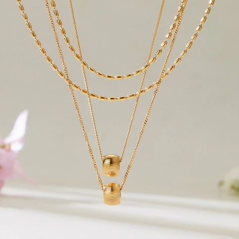 Collier Double Couche Plaqué Or 18K Acier Inoxydable Pendentif Perle Cylindrique Rayée Chaîne De Clavicule Minimaliste