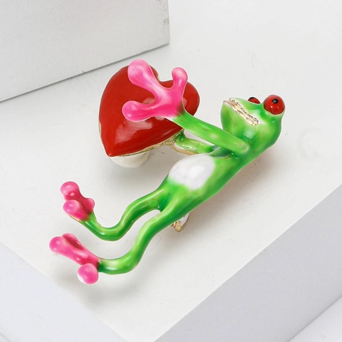 Moda Spilla a Forma di Rana Verde in Lega di Smalto Pin Animale Creativo Rana Che Tiene un Cuore Rosso Spilla da Risvolto Gioielli Decor
