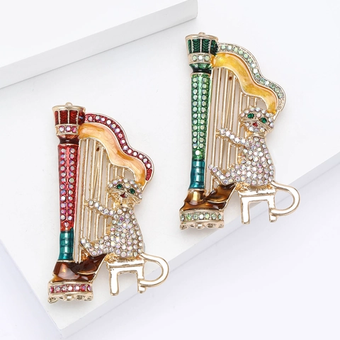 Spilla Creativa Gatto Che Suona L'arpa Lega Smalto Strass Animale Strumento Musicale Pin Accessorio Per Uomo Donna