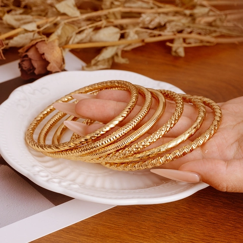 Brazalete Hueco Acero Inoxidable Chapado En Oro 18K Textura Martillada Minimalista Moda Lujo Para Mujeres