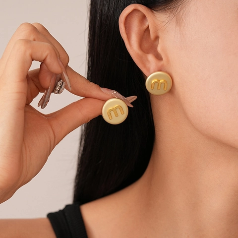 Orecchini A Lobo Rotondi Con Perno In Argento Lega Metallo Lettera M Rilievo Stile Francese Elegante Minimalista