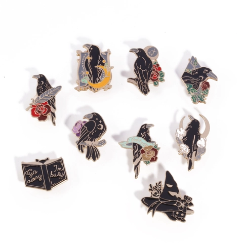 Broche en Émail Corbeau Gothique Vintage Chapeau de Sorcier Crâne Rose Corbeau Lune Badges de Revers pour Bijoux Unisexes Halloween