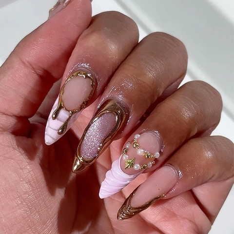 Faux Ongles À Presser 3D Rose Jelly Stiletto Avec Lignes Métalliques Dorées Et Künstliche Perles Artificielles Décor D'Étoiles Élégant