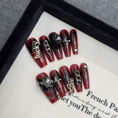 Faux Ongles à Presser Gothique Dégradé Rouge Noir Cercueil Long Fait à la Main Avec Décorations 3D en Métal Rose Croix Lettres Strass pour Femme Fête Beauté