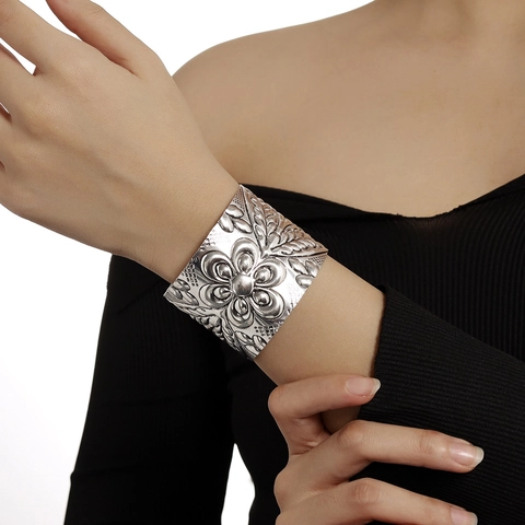 Vintage Ethno-Stil Geprägter Offener Armreif Für Damen Antiksilber Blumenrelief Breiter Manschettenarmreif Boho Mode Schmuck Handschmuck